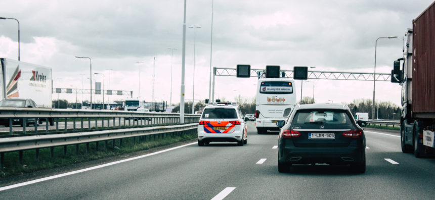 Politieauto op snelweg