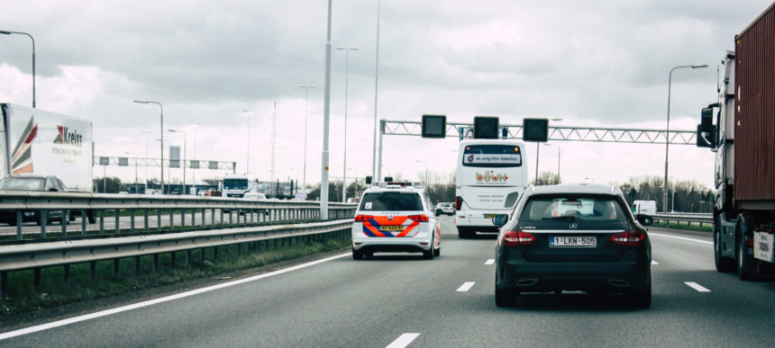 Politieauto op snelweg