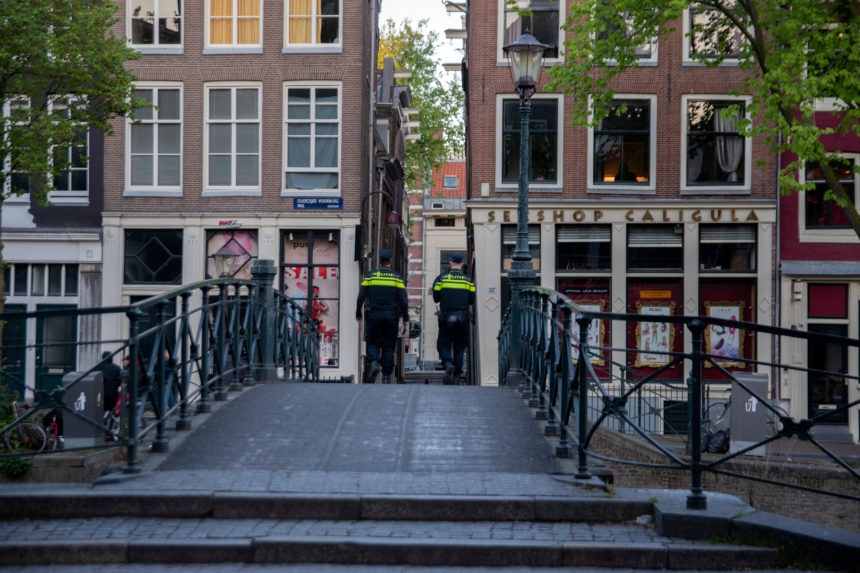 Foto van twee agenten in Amsterdam