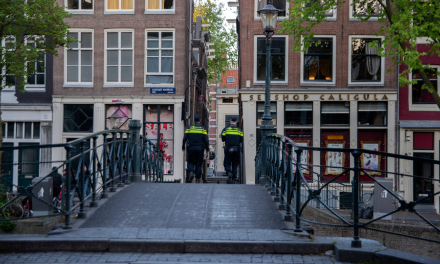 Foto van twee agenten in Amsterdam