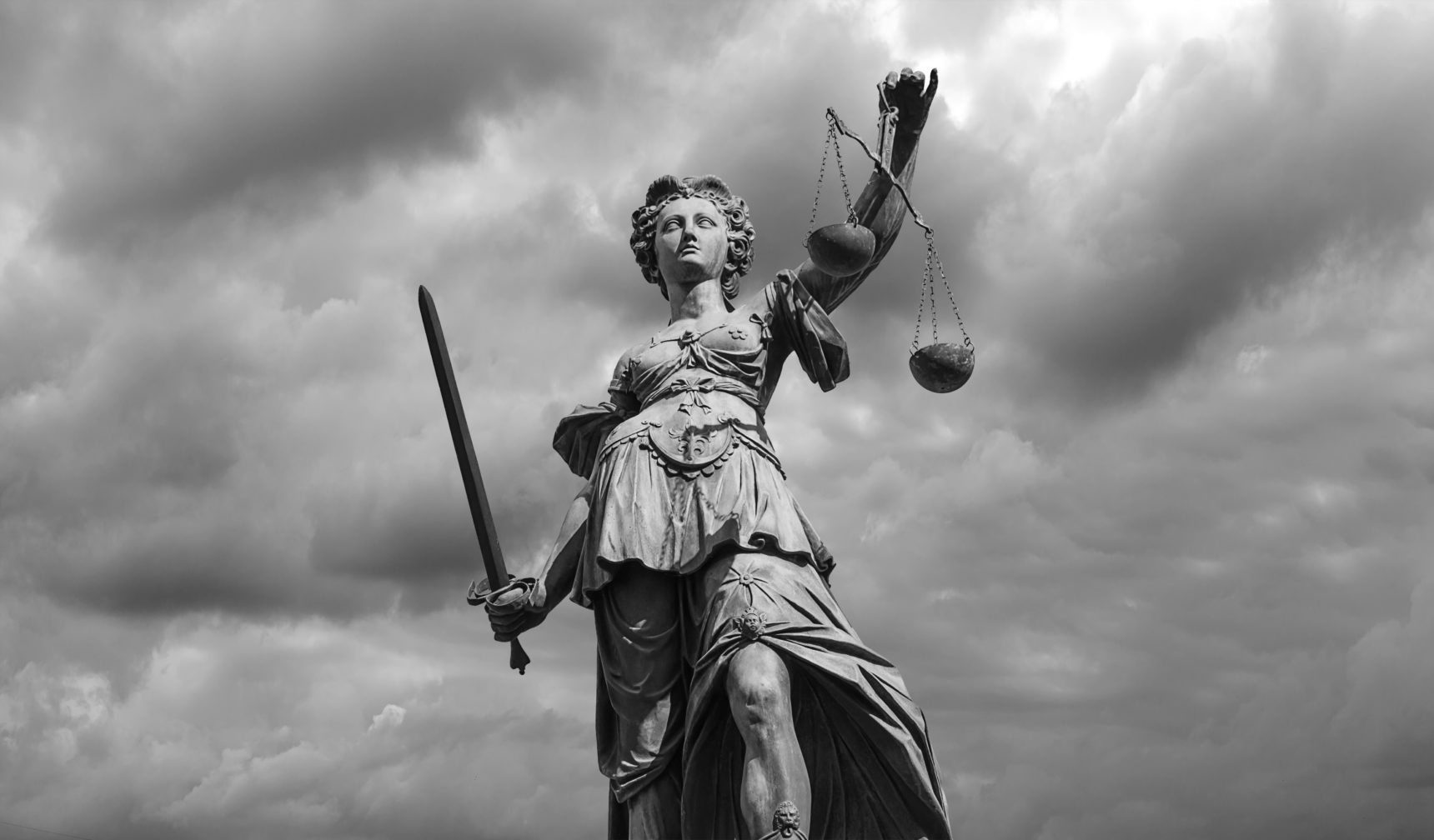 Zwart-wit afbeelding van vrouwe justitia