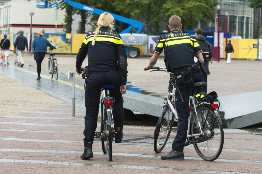 Foto twee politie agenten op de fiets