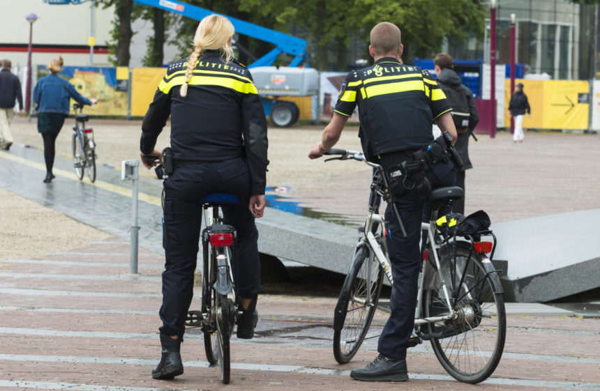 Foto twee politie agenten op de fiets