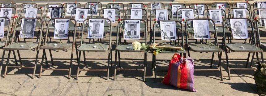 Foto van een plein met lege stoelen met foto's erop geplakt in Guatemala