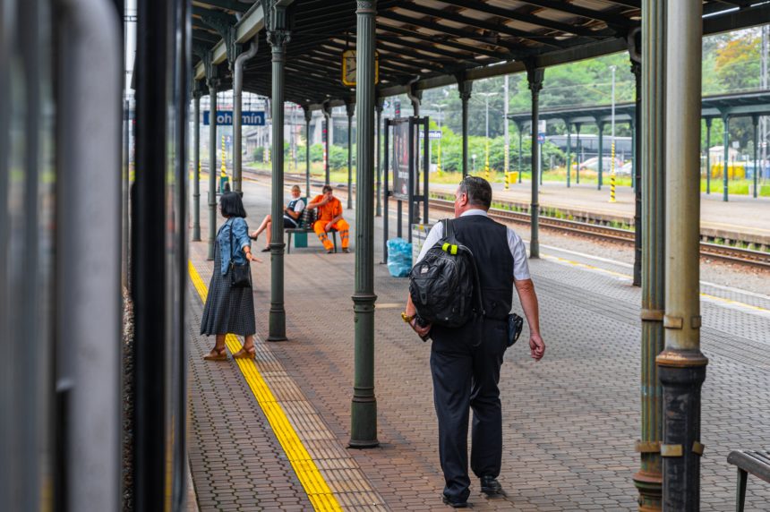 Foto van conducteur op een perron