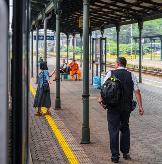 Foto van conducteur op een perron