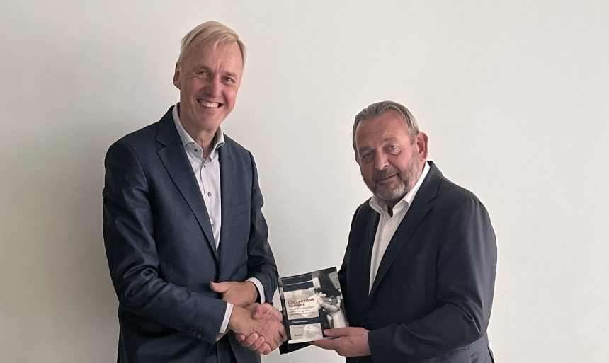 Reinier van Zutphen (rechts) ontving het boek 'regelingen voor collectieve schade: geef slachtoffers erkenning en genoegdoening' uit handen van Christiaan Ruppert (links).