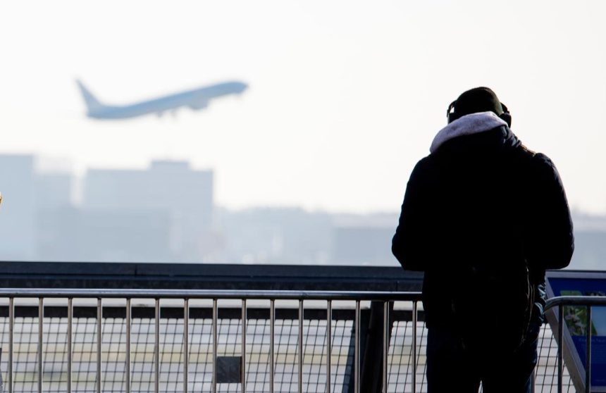 Vertrekkend vliegtuig vanaf luchthaven Schiphol gadegeslagen door een anonieme man.