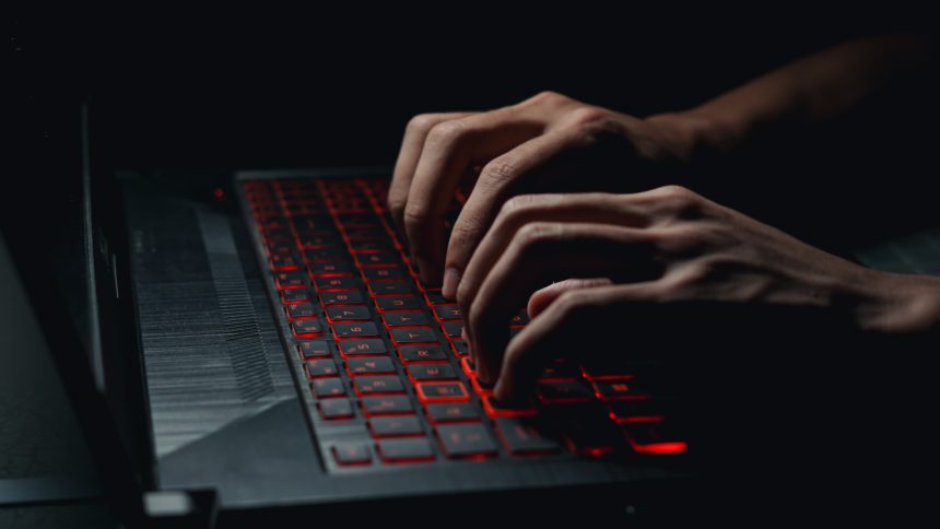 Close-up van een typende man op een gaming computer