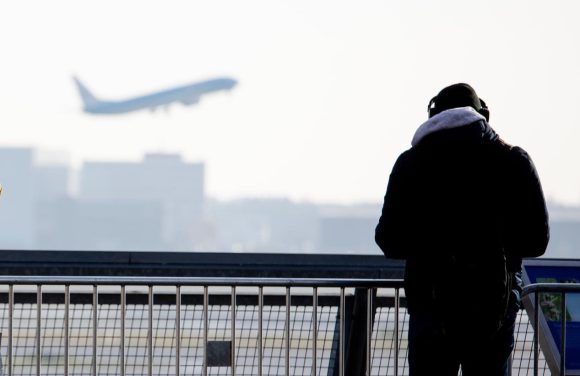 Vertrekkend vliegtuig vanaf luchthaven Schiphol gadegeslagen door een anonieme man.