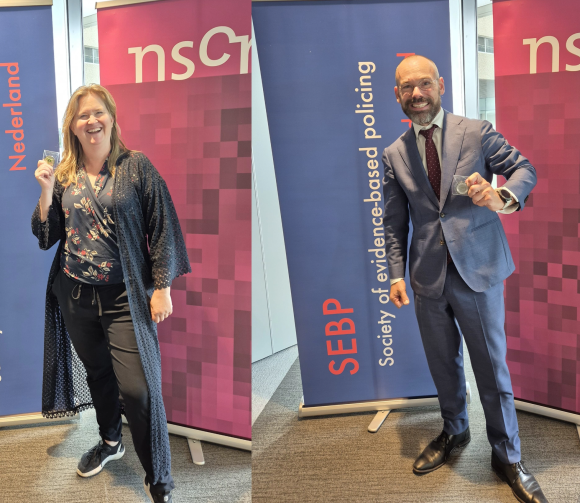 EBP Trailblazer Coin uitgereikt aan Vana Hutter en Stijn Ruiter voor pioniersrol in onderzoek dat bijdraagt aan evidence-based policing