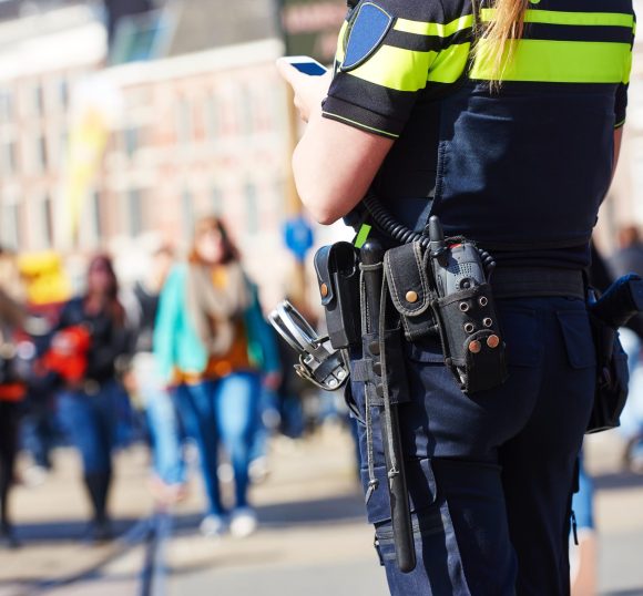 Een politievrouw op straat