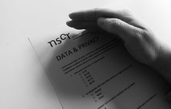 Een privacy-formulier met daarnaast een hand dat het formulier afdekt