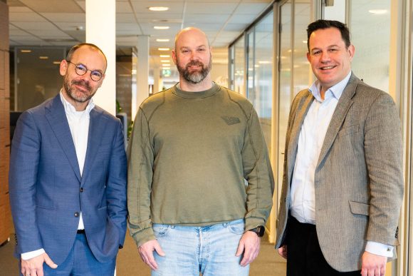 Stijn Ruiter, Ruben Boomsma en Michel Bravo staan naast elkaar in het kantoor van NSCR
